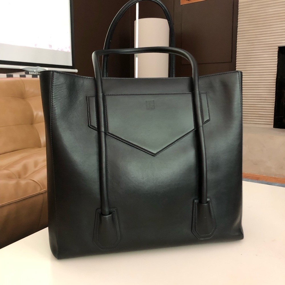 Givenchy XL Black Leather Antigona Tote with Silver Padlock - Picture 4 of 6